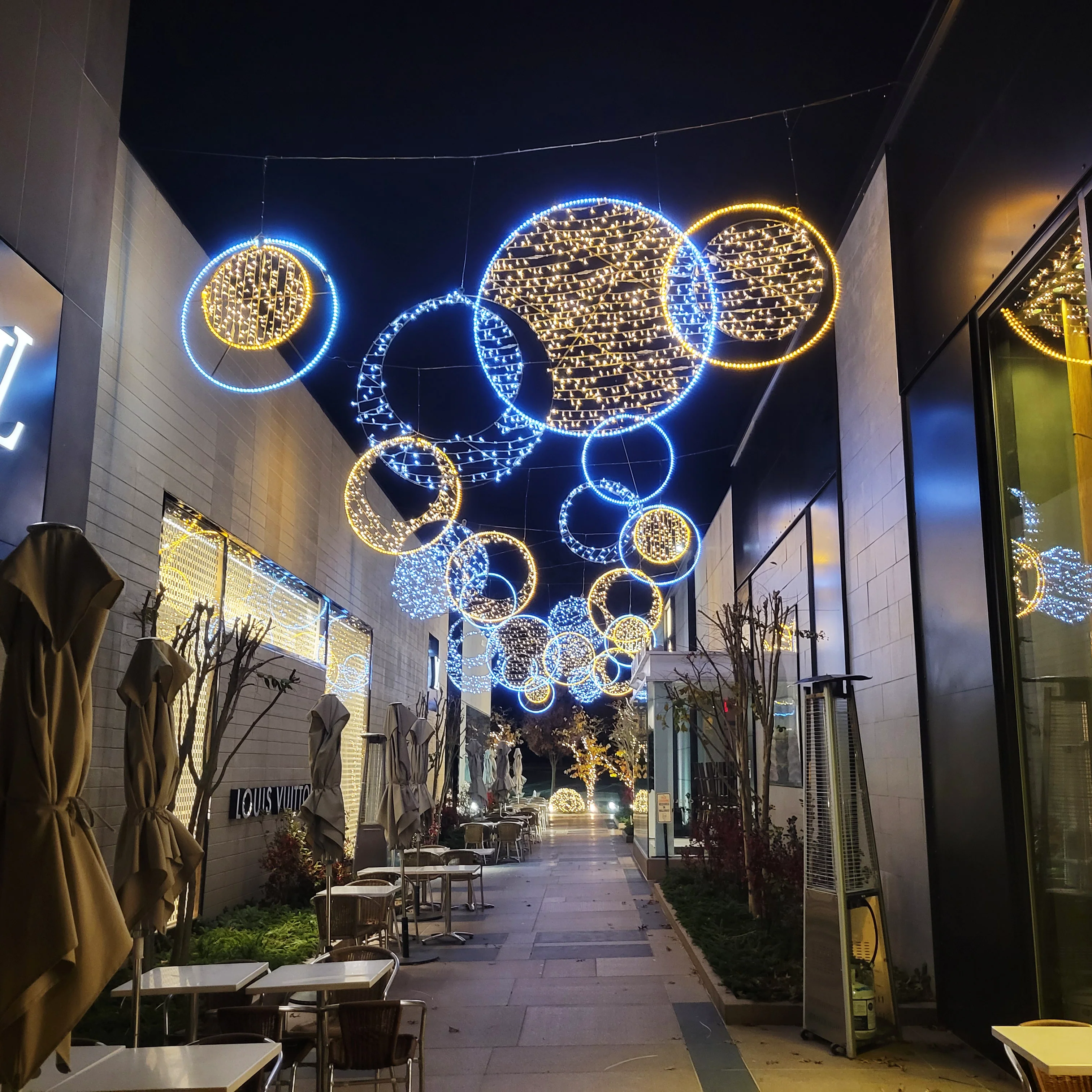 Large Circle Decoration 3, LED Lit (White/White), 73" - Image 4
